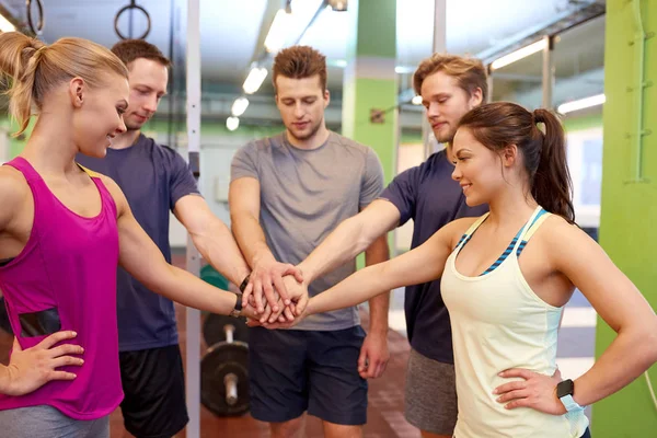 Grupo de amigos tomados de la mano en el gimnasio — Foto de Stock