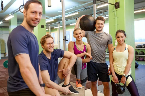 Vriendengroep met sportuitrusting in de sportschool — Stockfoto