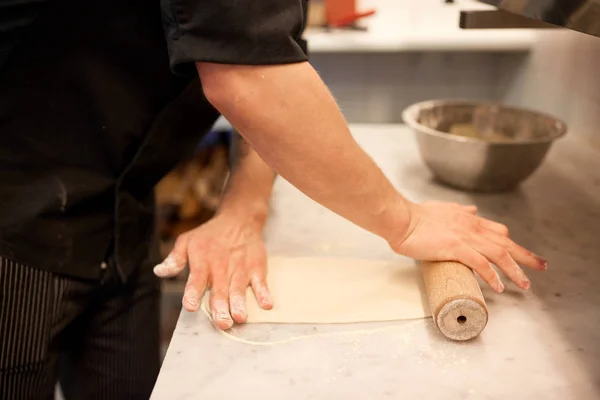 Шеф-кухар з рулонним тістом на кухні — стокове фото