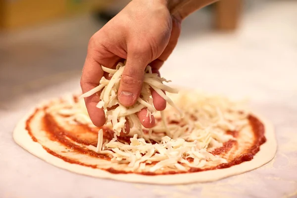 El dökme peynir Pizza Pizza, yemek — Stok fotoğraf