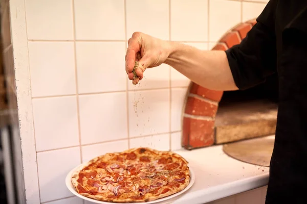 Pizzacı Pizza'da salam ekleyerek biber yemek — Stok fotoğraf