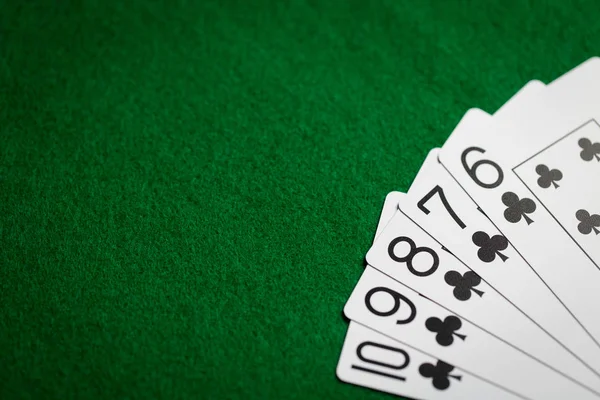 Poker eli oyun kağıdı yeşil casino kumaş üzerine — Stok fotoğraf