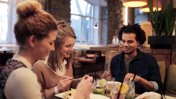 Amis heureux manger et boire au restaurant — Video