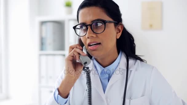 Médecin avec des papiers appelant au téléphone à l'hôpital — Video