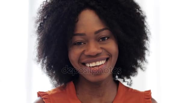 Felice sorridente afro americano giovane donna faccia — Video Stock