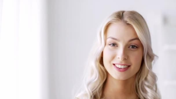 笑顔の美しい若い女性の顔 — ストック動画