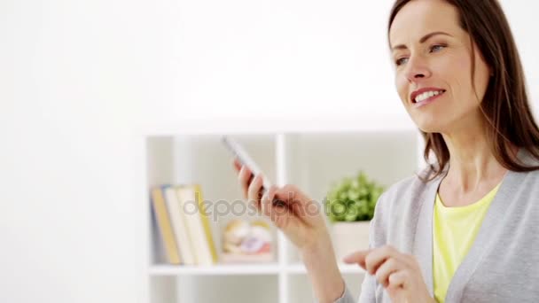 Mujer feliz llamando en el teléfono inteligente en casa — Vídeo de stock