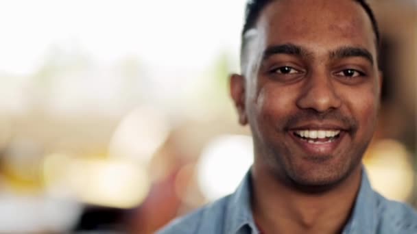 Ansikte av glada leende hinduiska mannen — Stockvideo