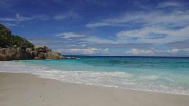 Eiland strand in de Indische Oceaan op de Seychellen — Stockvideo
