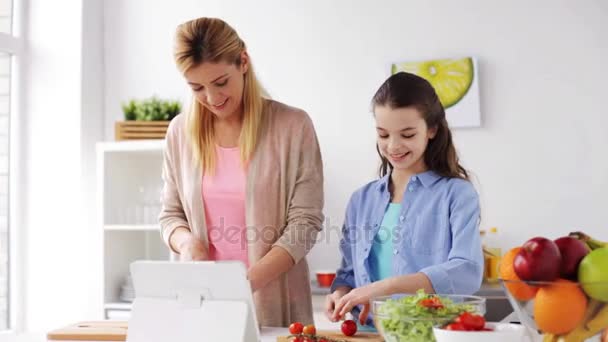 Keluarga memasak makan malam menggunakan tablet pc di dapur — Stok Video