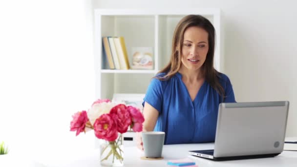 Donna con computer portatile e caffè a casa o in ufficio — Video Stock