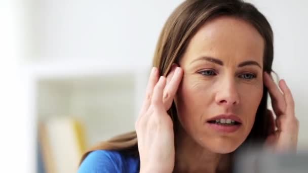 Unglückliche Frau leidet unter Kopfschmerzen — Stockvideo