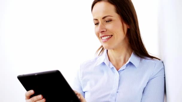 Tablet pc 计算机的面带笑容的女商人 — 图库视频影像