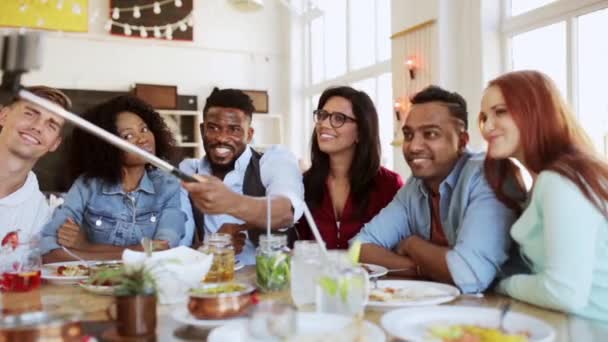 Amigos comiendo y tomando selfie en el restaurante — Vídeos de Stock