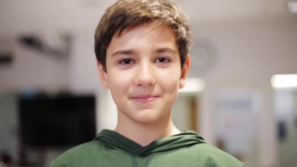 Szczęśliwy uśmiechający się preteen boy w szkole — Wideo stockowe