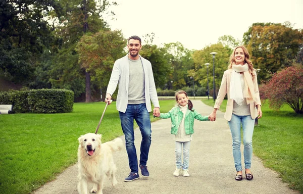 Happy Family with Labrador retrívr Dog in Park — Stock fotografie