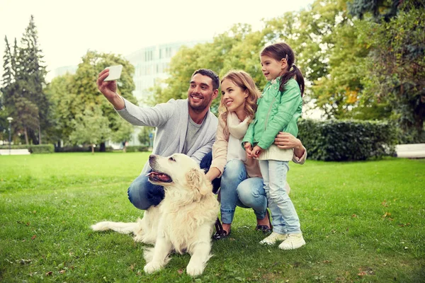 Lycklig familj med hund tar selfie av smartphone — Stockfoto