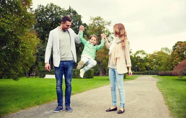 Glückliche Familie spazieren im Sommerpark und Spaß haben — Stockfoto