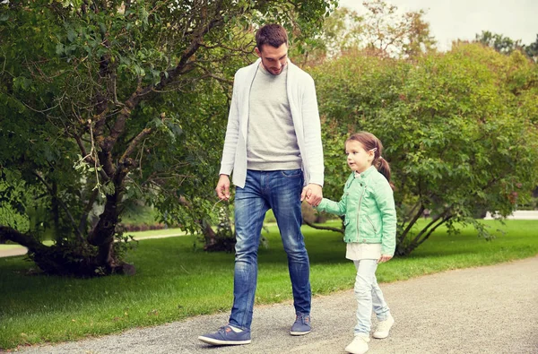 Glückliche Familie beim Spaziergang im Sommerpark — Stockfoto