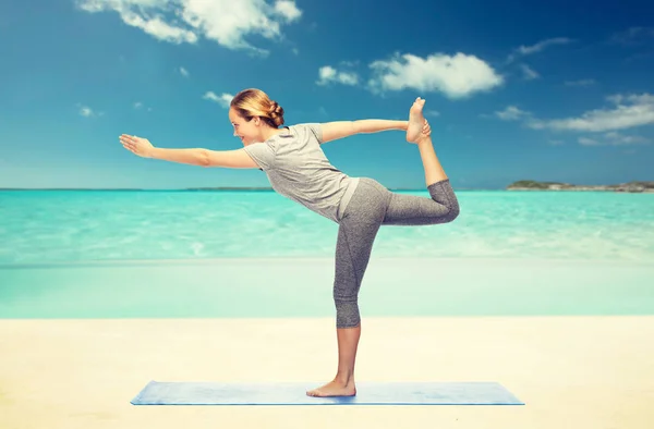 Mujer haciendo yoga en señor de la pose de baile sobre estera — Foto de Stock