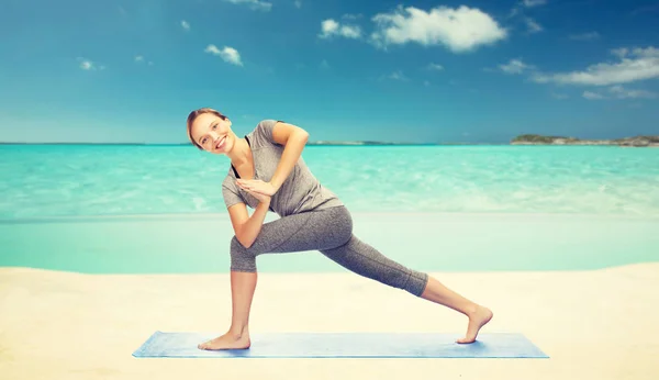 Mujer haciendo yoga bajo ángulo embestida pose en la estera —  Fotos de Stock