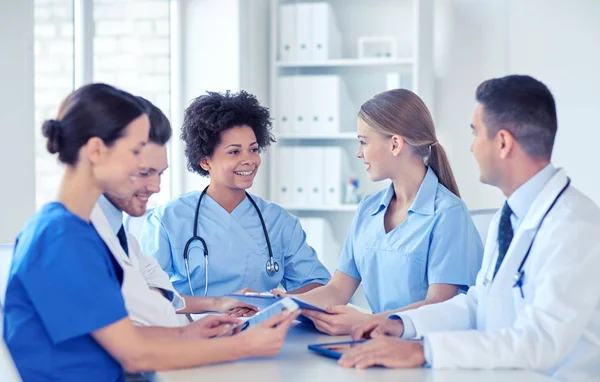 Skupina happy lékařů setkání v kanceláři nemocnice — Stock fotografie