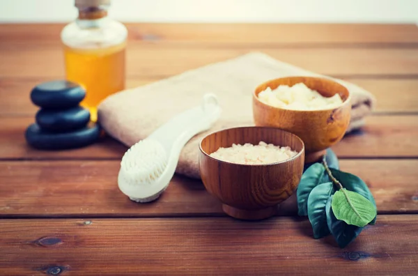 Primer plano de sal, aceite de masaje y cosas de baño —  Fotos de Stock