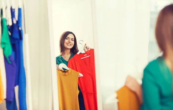 Mujer feliz eligiendo ropa en el armario de casa —  Fotos de Stock