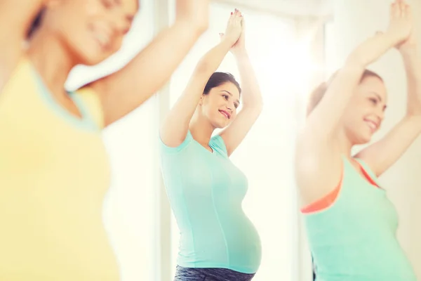 Femmes enceintes heureuses faisant de l'exercice au gymnase — Photo