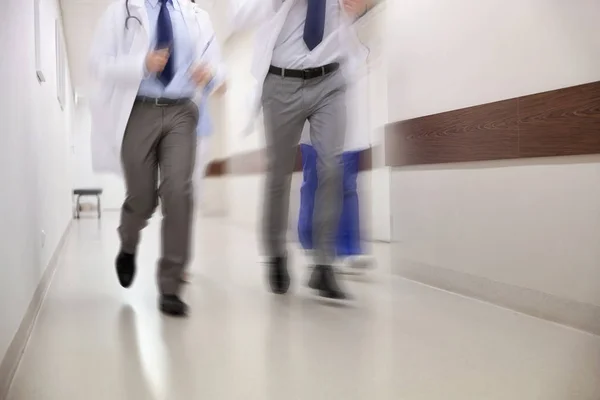 Az orvosok vagy orvosok kórházban futó közelről — Stock Fotó