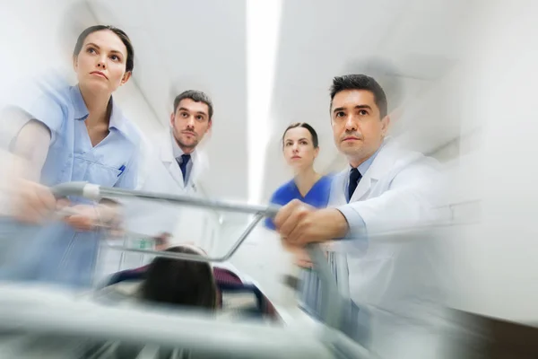 Medycy i pacjent na szpitalnym wózku na ostrym dyżurze — Zdjęcie stockowe