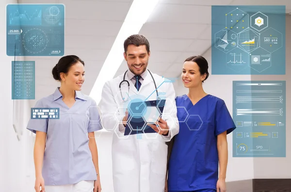 Grupp av läkarna på sjukhuset med Urklipp — Stockfoto