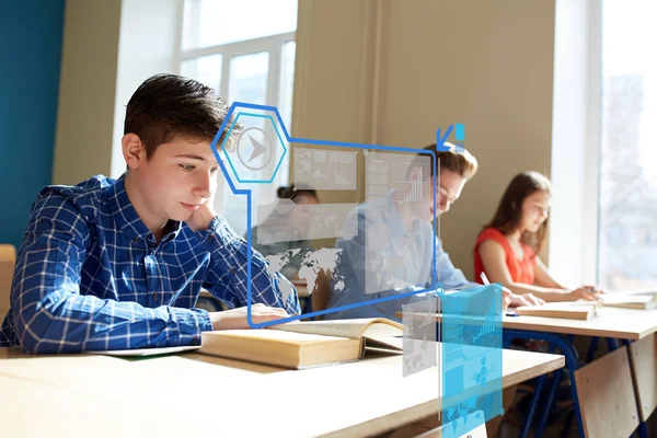 Gruppe von Schülern mit Büchern schreibt Schultest — Stockfoto