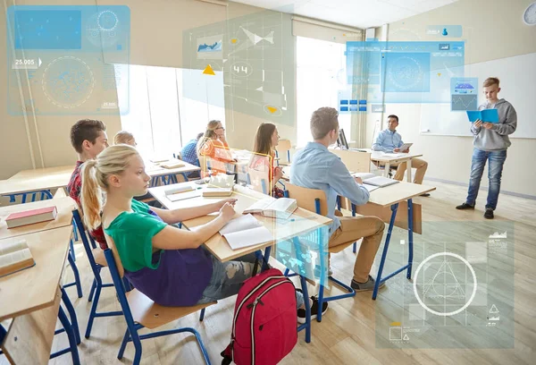 Studente ragazzo con notebook e insegnante a scuola — Foto Stock