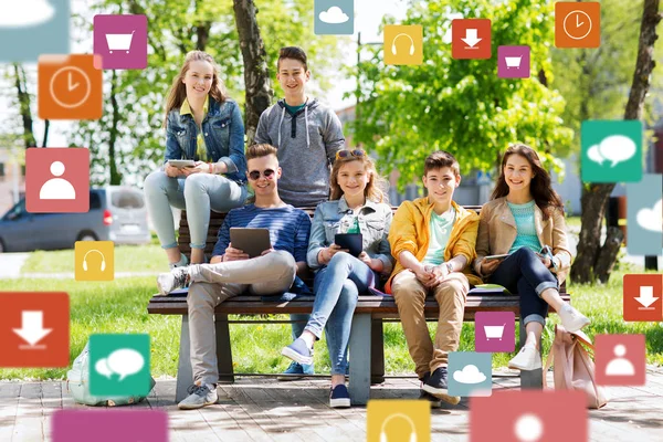 Group of teenage students with tablet pc outdoors — Stock Photo, Image