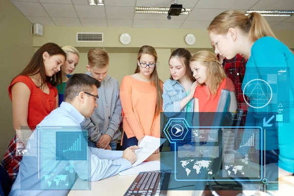 Gruppo di studenti e docenti con test a scuola — Foto Stock