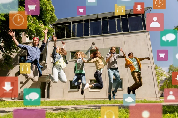 Gelukkig teenage studenten of vrienden buiten springen — Stockfoto