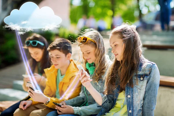 Amis adolescents heureux avec smartphones en plein air — Photo