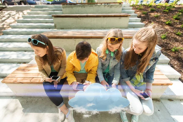 Teman remaja yang bahagia dengan smartphone di luar ruangan — Stok Foto