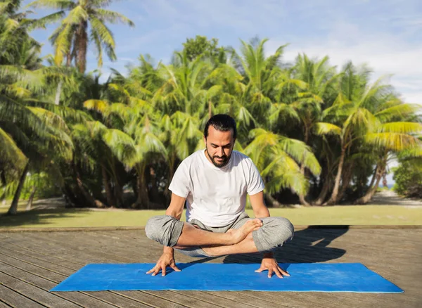 Человек делает yoga в маштабе представления на открытом воздухе — стоковое фото