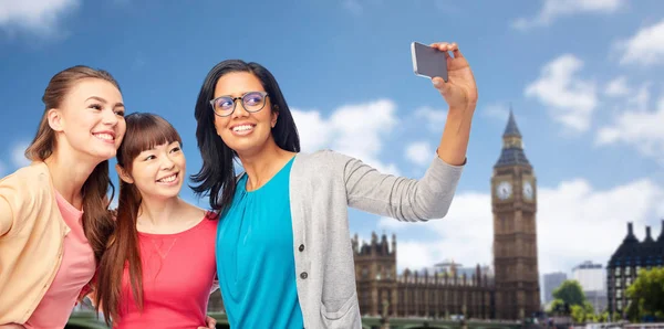 Mezinárodní šťastné ženy, které se selfie v Londýně — Stock fotografie