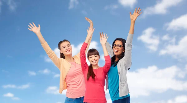 Internationell grupp glada leende kvinnor — Stockfoto