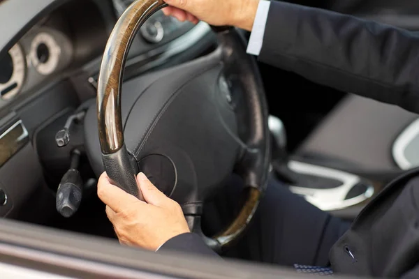 Vezető üzletember kezét, autó vezetés — Stock Fotó