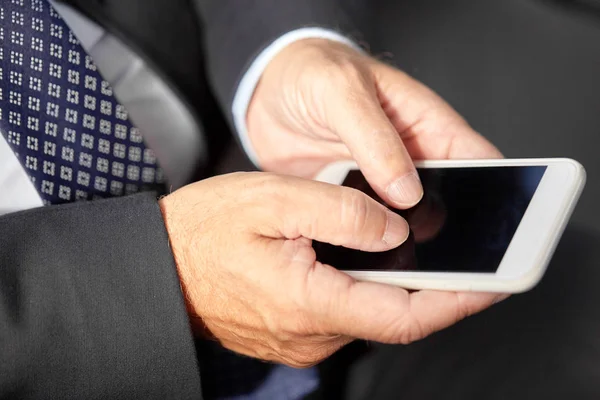 Senior uomo d'affari sms su smartphone — Foto Stock