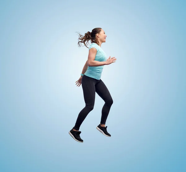 Feliz sonriente joven deportista saltando en el aire — Foto de Stock