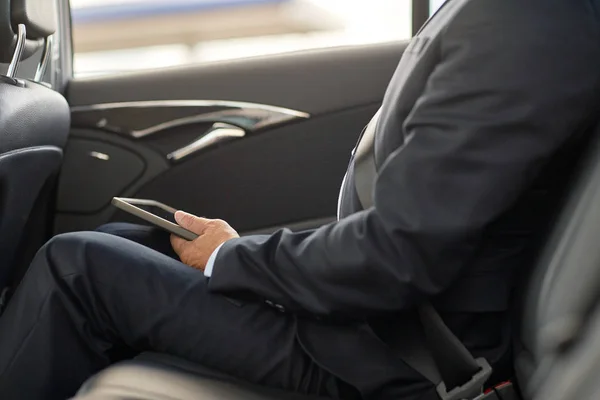 Senior podnikatel s tabletem PC řízení v autě — Stock fotografie
