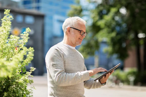Senior man with tablet pc on city street — Stock Photo, Image