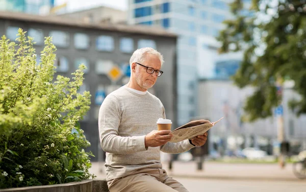 Homem sênior lendo jornal e beber café — Fotografia de Stock