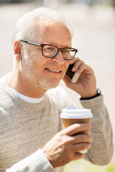 Feliz hombre mayor que llama en el teléfono inteligente en la ciudad —  Fotos de Stock