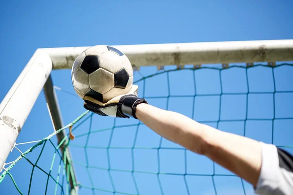 Brankář s míčem na fotbalová branka přes oblohu — Stock fotografie